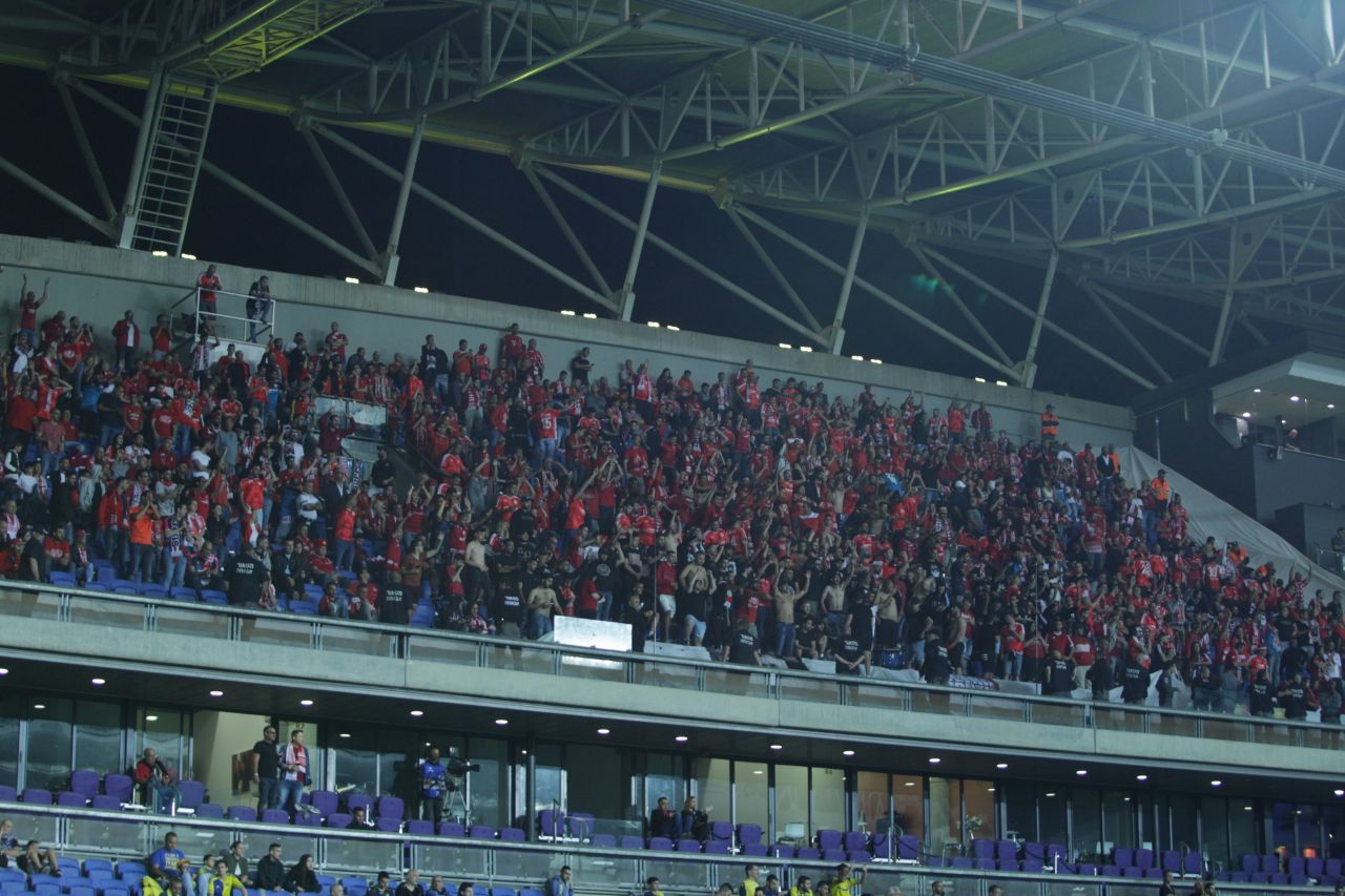 אוהדי באר שבע במכלאה בנתניה. מרגישים כמו בגן חיות (צילום: אסף חיימוביץ')